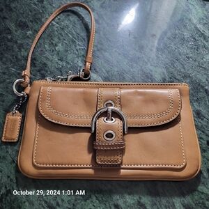 Sale!🥳Vintage COACH Soho buckle tan leather flap top wristlet/clutch